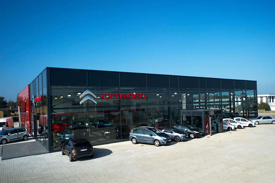 Eine Fassadenlösung, die den Traditionen der Automobilbranche entspricht, Vævervej 16, 8800 Viborg